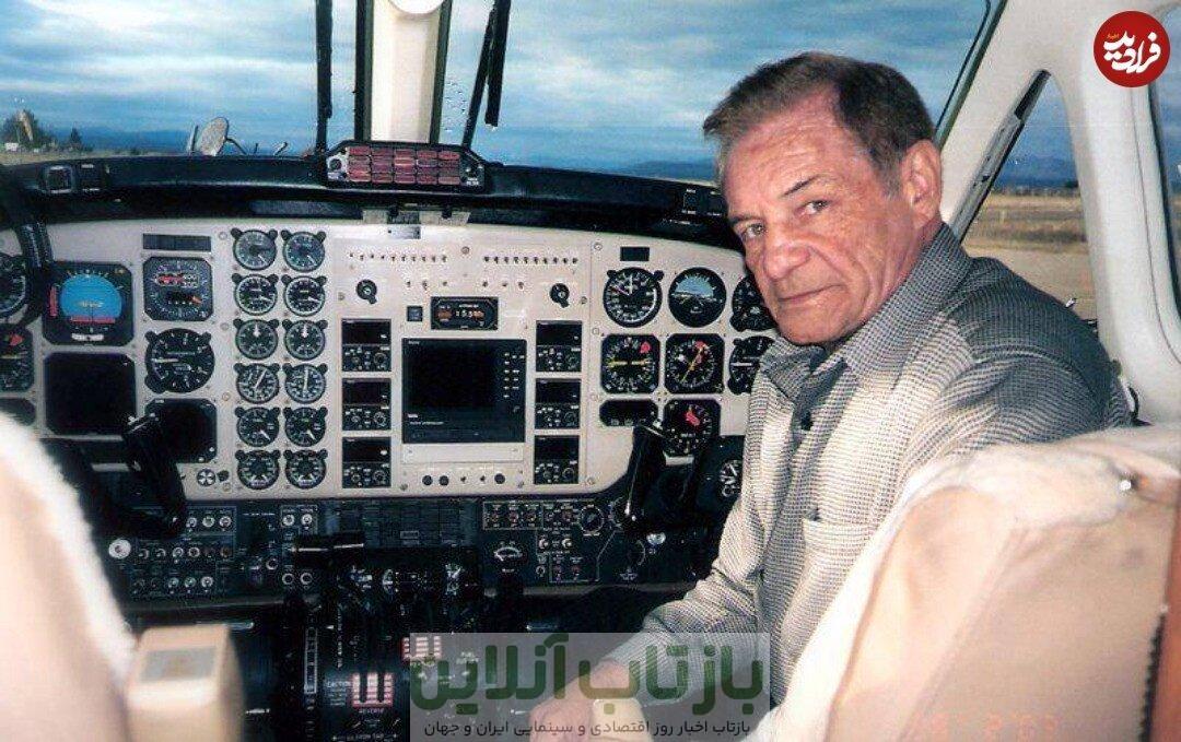عکس/ رضا بیک‌ایمان‌وردی در کابین یک خلبان؛ دهه ۷۰