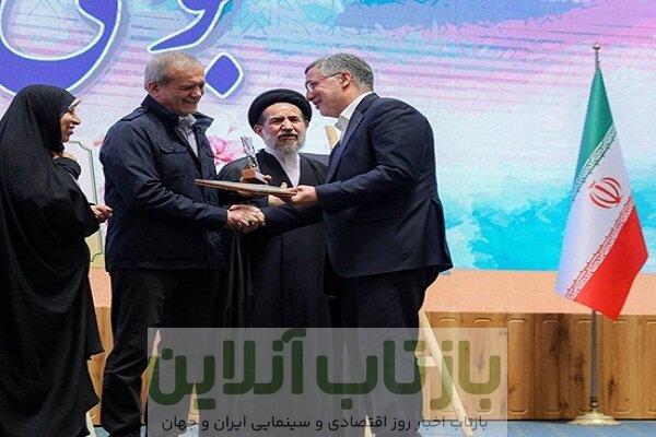 تقدیر از وزیر بهداشت در سومین رویداد جایزه ملی جوانی جمعیت