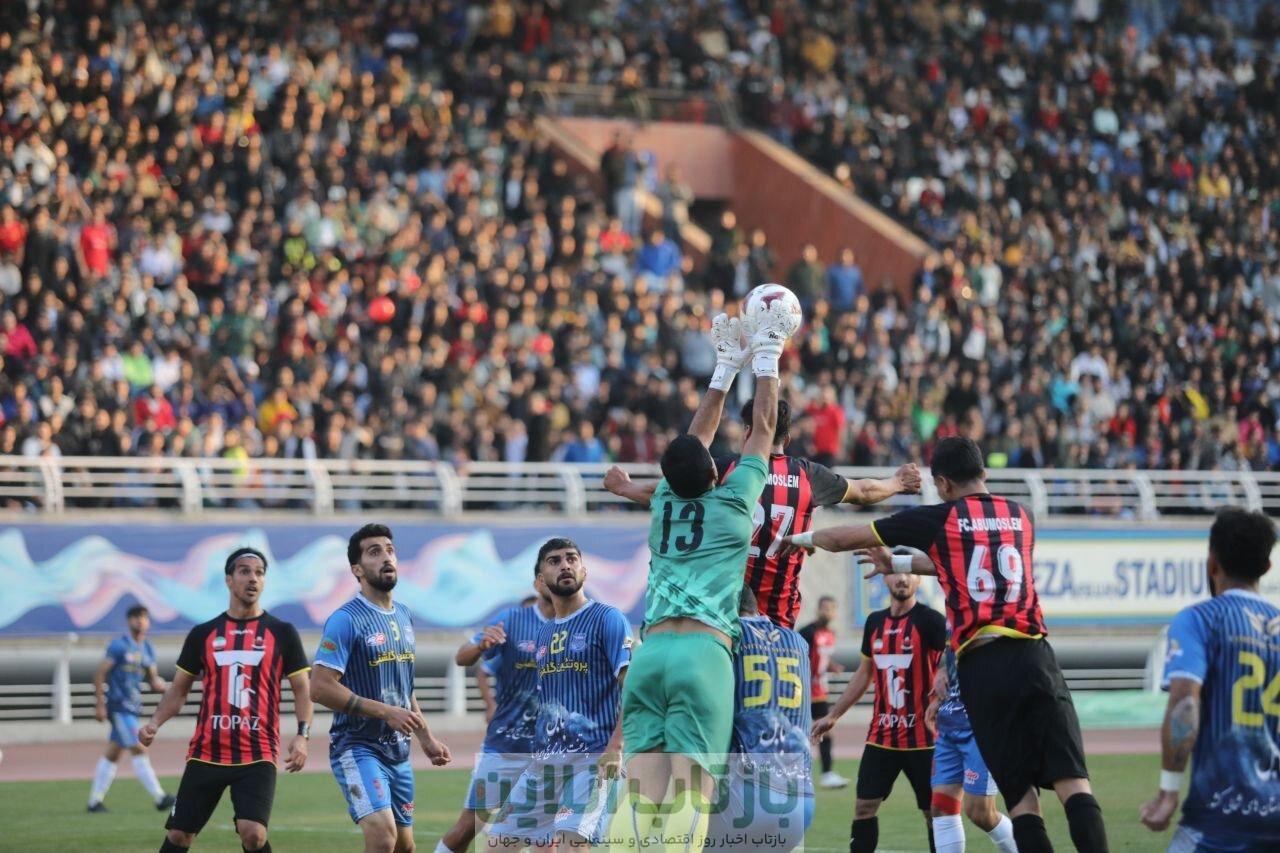 زنان بازهم پشت درهای بسته ورزشگاه امام رضا(ع) ماندند/ استقبال باورنکردنی از مسابقه ابومسلم