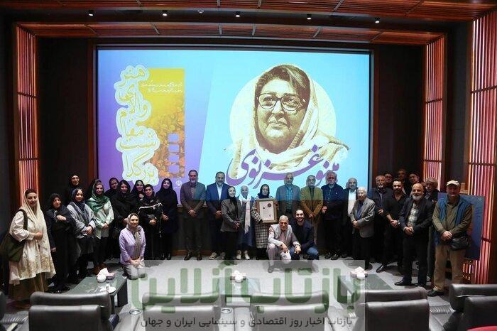 نشان درجه یک هنری برای دوبلور زن