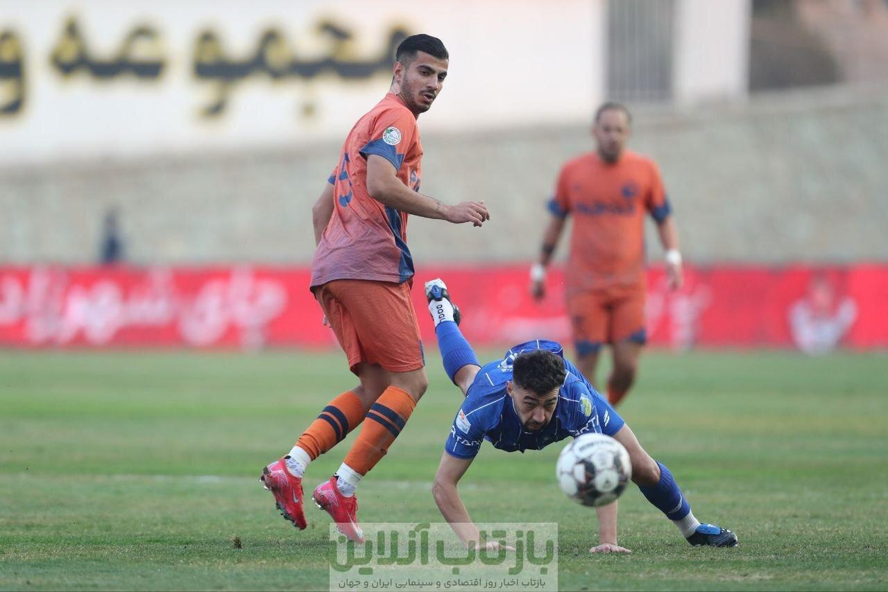 عکس| پوستر طعنه‌آمیز علیه استقلال؛ لوگوی آبی‌ها روی سینه داور!