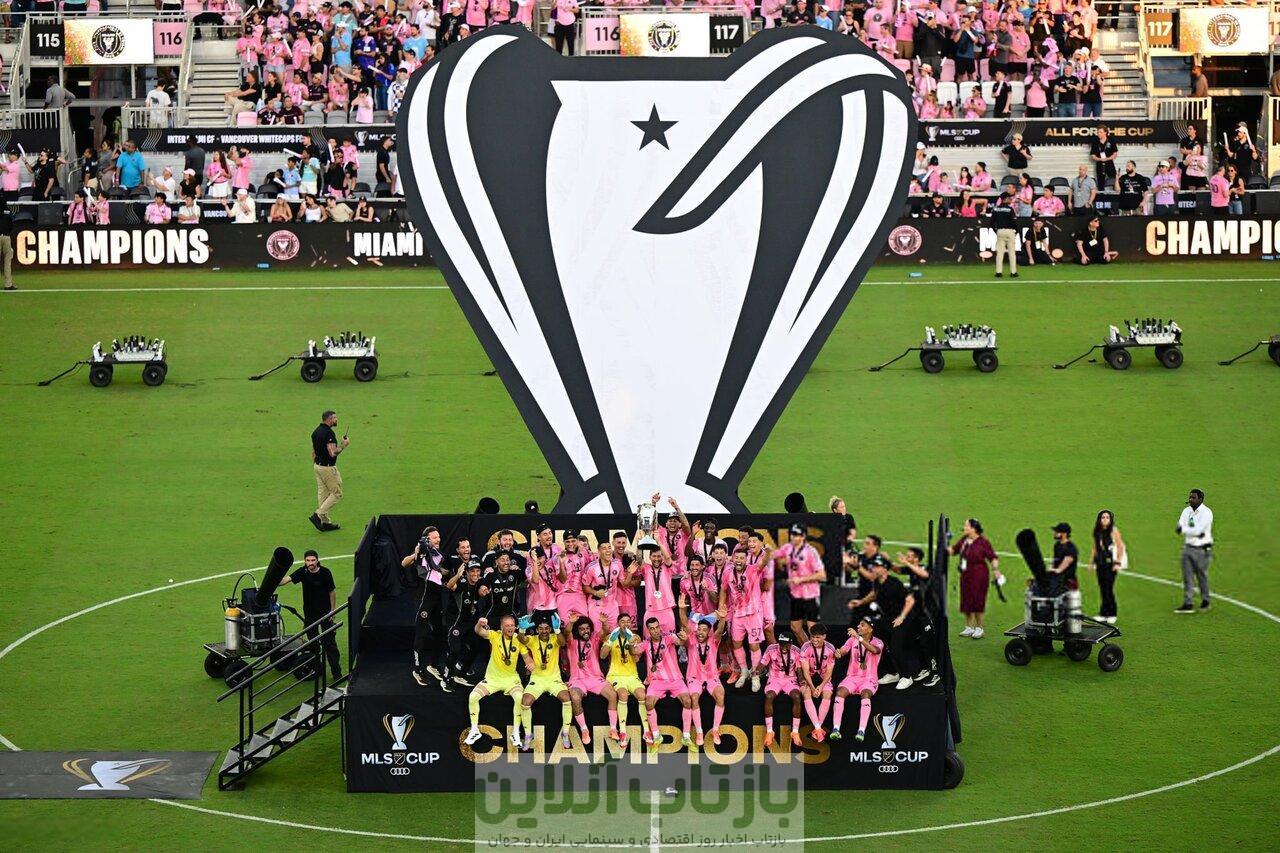 عکس | ژست عاشقانه بکام و ویکتوریا با جام قهرمانی