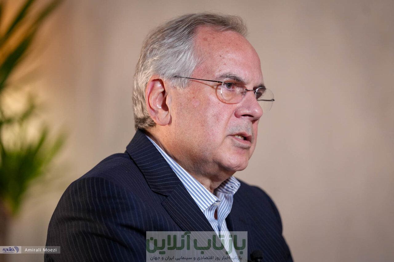 انتقاد روزنامه اطلاعات از محمود سریع القلم: این دیدگاه زاییده اقتصاد رقابتی است که خواهان سقوط دهک های جامعه به سمت طبقات پایین تر است