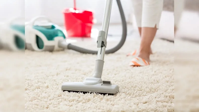 چگونه آلودگی هوا را از خانه خود پاک کنیم؟ ترفندهای کاربردی برای فضای داخلی 1 کشیدن فرش ها با جاروبرقی
