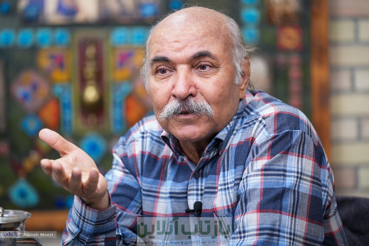 یک قهوه‌چی عاشق سینما که شبیه فردین در «گنج قارون» می‌رقصد