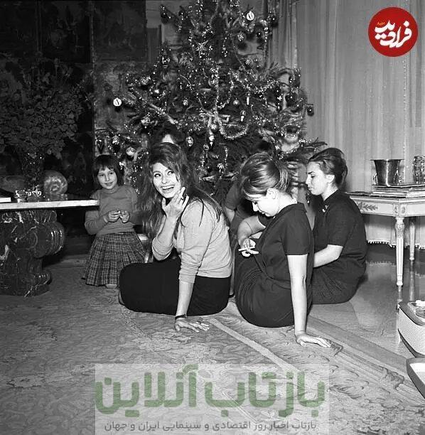 عکس/ سوفیا لورن در کنار خانواده در جشن کریسمس در رم؛ سال ۱۳۳۳