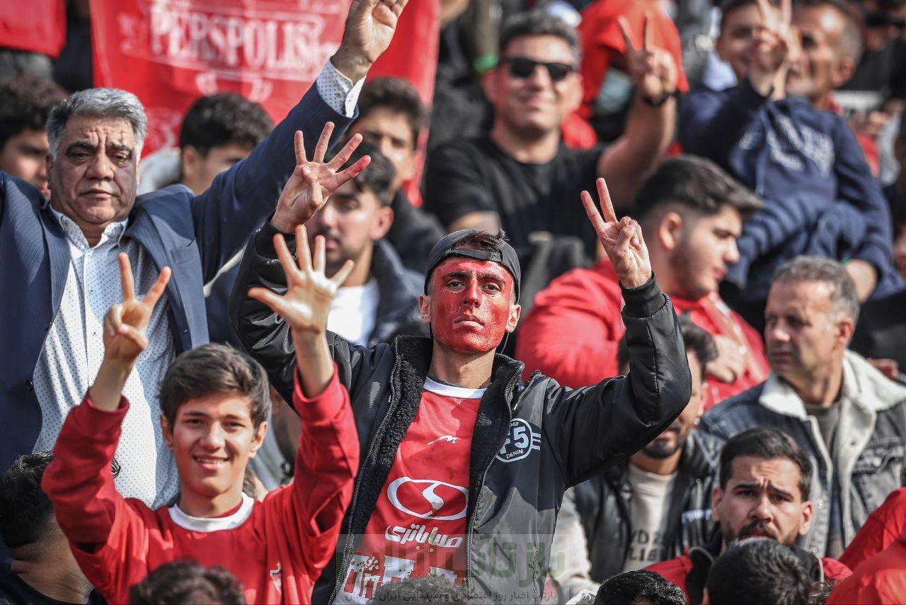 عکس| لوگو بوس پرسپولیس روی سکوها در دربی!