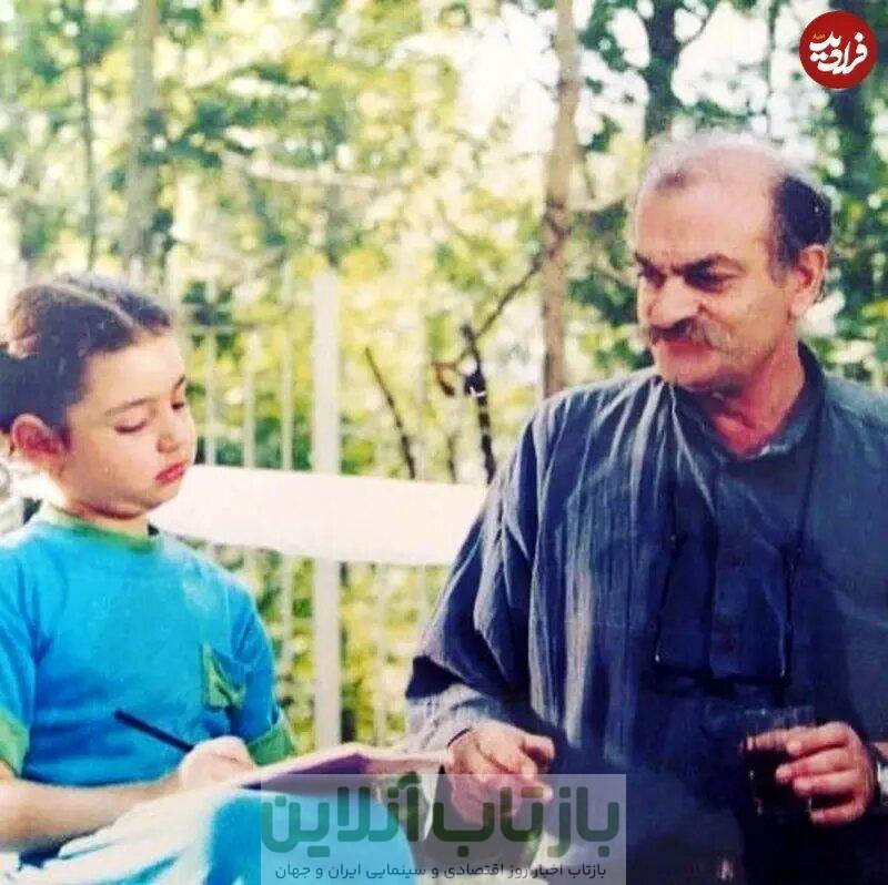 فتحعلی اویسی ۴۷ ساله در پشت‌صحنه «مریم و میتیل»؛ سال ۱۳۷۱/ عکس