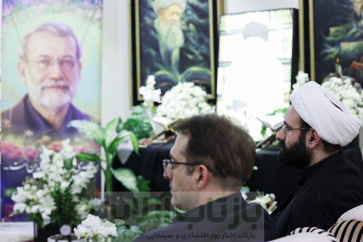 دیدار رئیس سازمان صداوسیما با خانواده علی لاریجانی/ عکس 1 دیدار رئیس سازمان صداوسیما با خانواده شهید لاریجانی