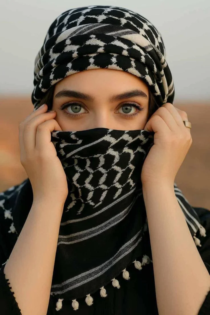 عکس پروفایل دختر با کلاه قرمز و مشکی; ژست های شیک در صحرا، طبیعت و خیابان 1 عکس پروفایل دختر با چفیه