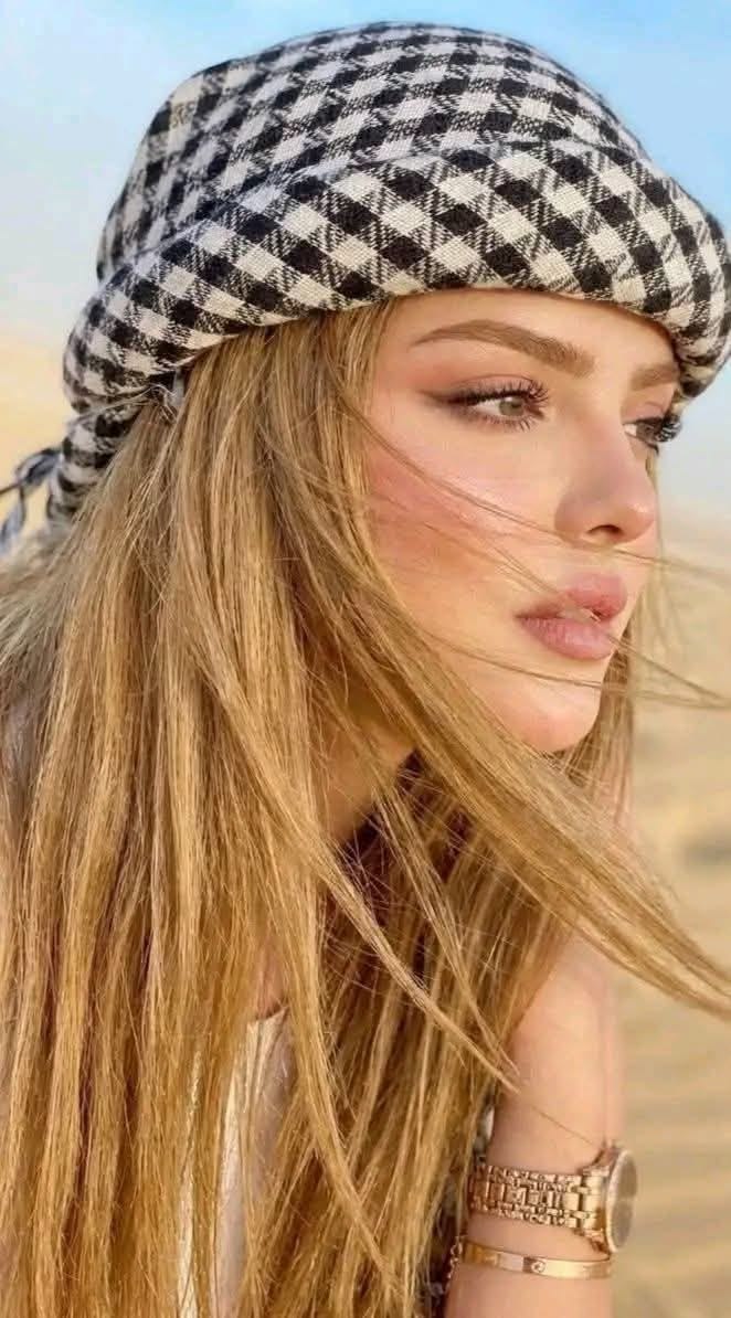 عکس پروفایل دختر با کلاه قرمز و مشکی; ژست های شیک در صحرا، طبیعت و خیابان 11 عکس پروفایل دختر با چفیه