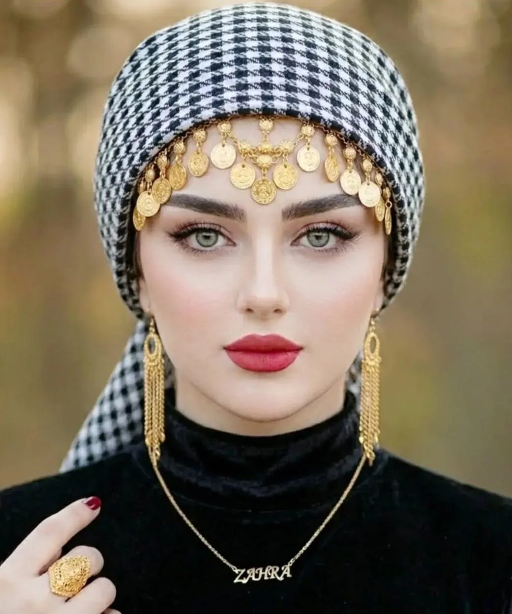 عکس پروفایل دختر با کلاه قرمز و مشکی; ژست های شیک در صحرا، طبیعت و خیابان 16 عکس پروفایل دختر با چفیه