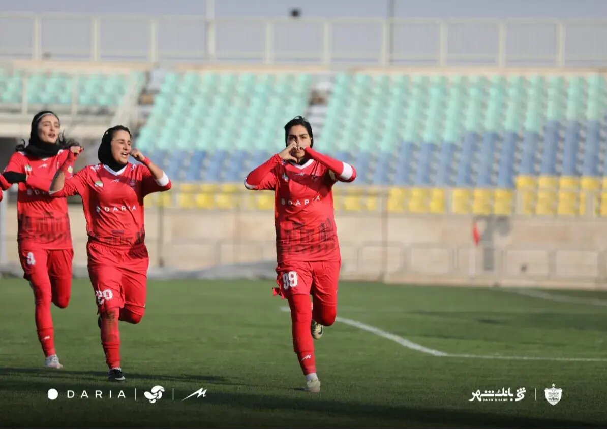 غیبت خانم گل فوتبال ایران در تمرین پرسپولیس؛ پای استقلال در میان است؟ 1 غیبت خانم گل فوتبال ایران در تمرین پرسپولیس؛ پای استقلال در میان است؟
